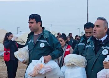 Hesekê… Dezgeha Xêrxwazî ya Barzanî alîkariyên mirovî li ser koçberên kampa Serê Kaniyê belav kirin.