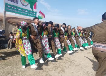XWECIHIYA AMÛDÊ YA BI SER “ENKS” VE BI BONEYA ROJA BILINDKIRINA ALA KURDÎ ŞAHIYEK LI DAR XIST.