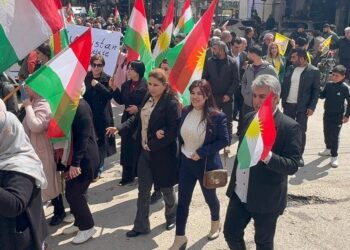 Dêrik… Gelê bajarê Dêrikê yê Rojavayê Kurdistanê, ji bo Başûrê Kurdistanê daketin kolanan …