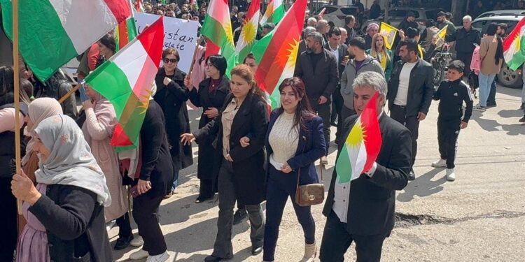 Dêrik… Gelê bajarê Dêrikê yê Rojavayê Kurdistanê, ji bo Başûrê Kurdistanê daketin kolanan …