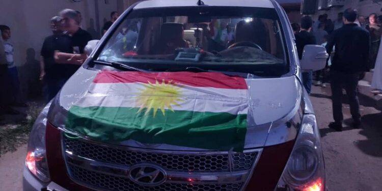 DIRBÊSIYÊ: KURDPERWER PEYAMNÊRA XWECIHIYA DIRBÊSIYÊ YA BI SER ENKSÊ VE (MUNEWER EZEDÎN ŞEMDÎN) KOÇA DAWÎ KIR.
